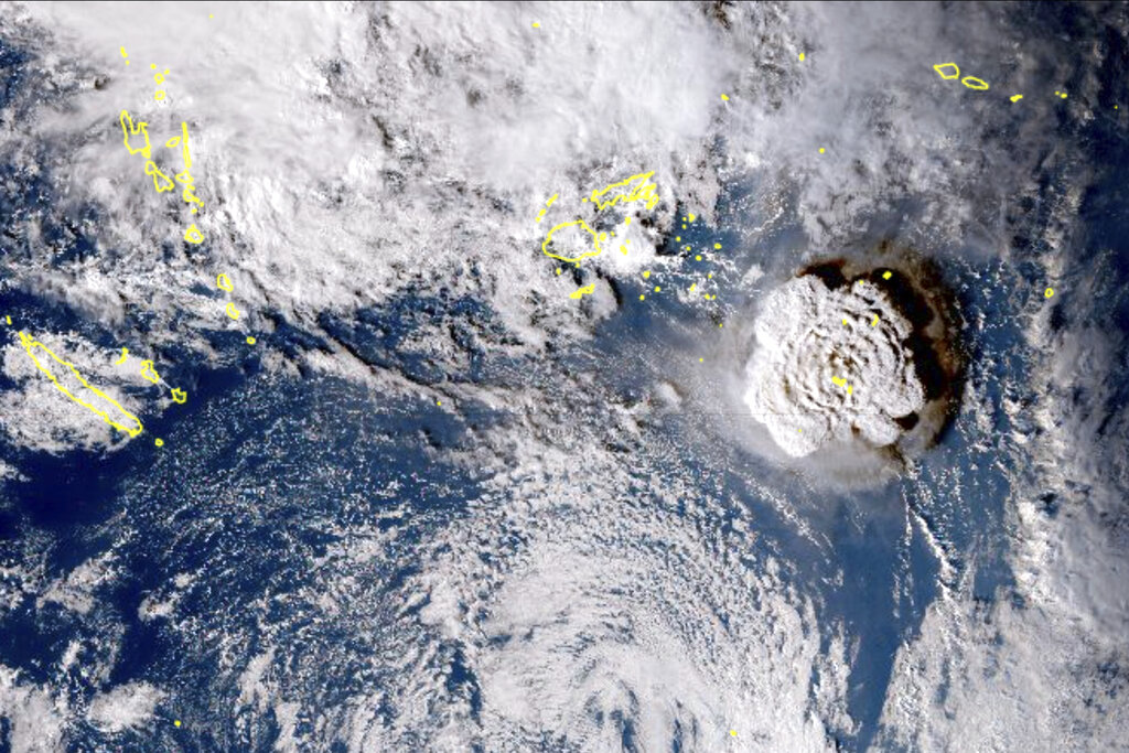 En esta imagen satelital se muestra la erupción de un volcán submarino cerca de Tonga, en el océano Pacífico, el 15 de enero de 2022. (Agencia Meteorológica de Japón vía AP)