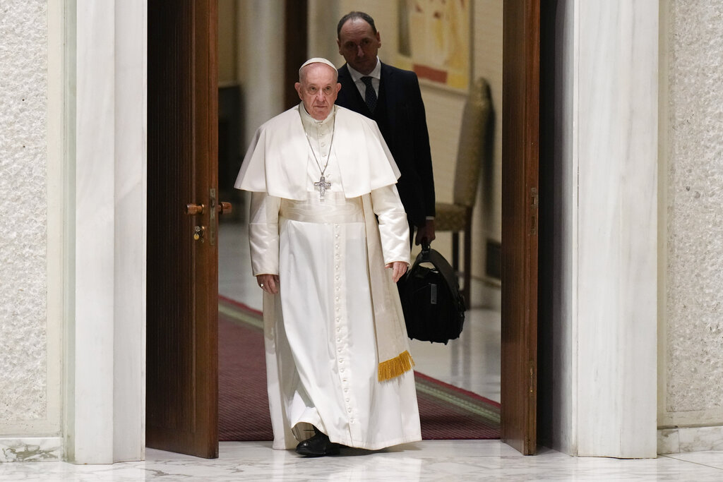 El papa Francisco llega a su audiencia general semanal en el Salón Pablo VI, en el Vaticano, el 5 de enero de 2022. (AP)