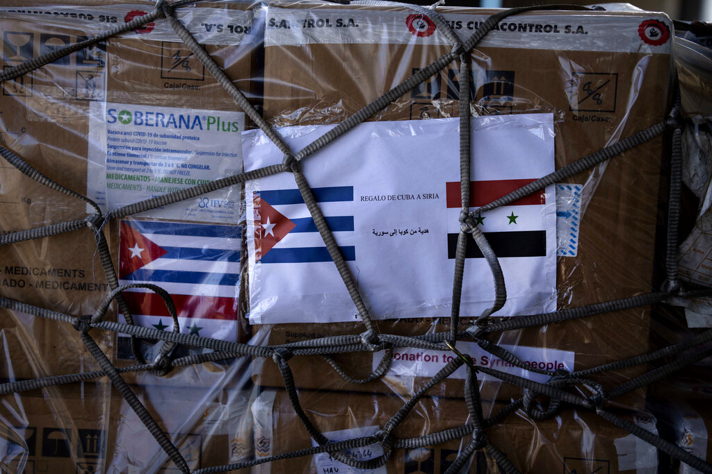 Un cargamento de Cuba de vacunas contra COVID-19 donadas a Siria se asienta en la pista del Aeropuerto Internacional José Martí, en La Habana, el viernes 7 de enero de 2022. (AP)