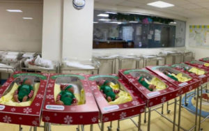 Disfrazan como duendes a recién nacidos en hospital de Nuevo León