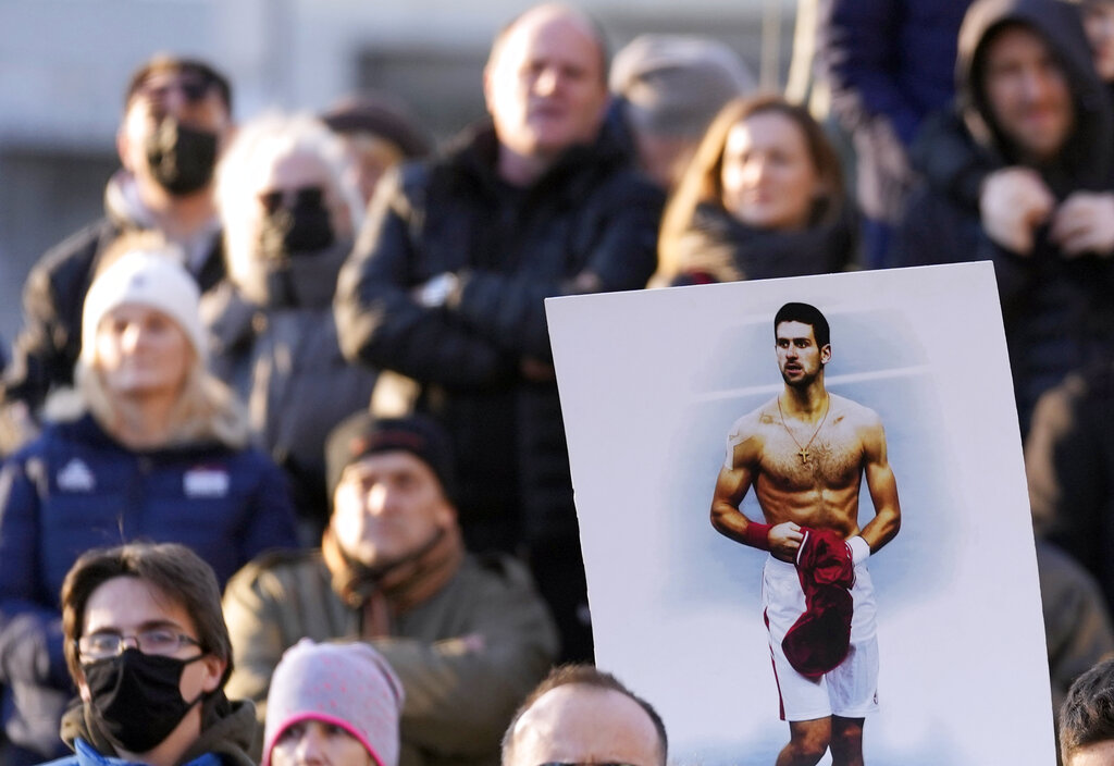 Seguidores del tenista serbio Novak Djokovic protestan en Belgrado, Serbia, el 7 de enero de 2022. (AP)