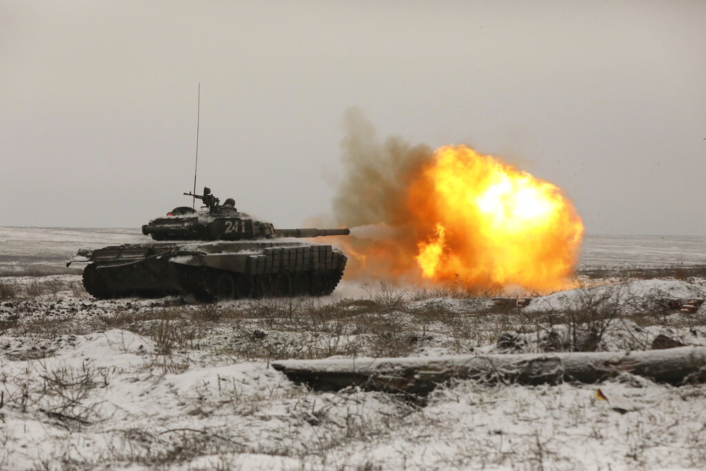 Un tanque ruso dispara mientras las tropas participan en simulacros. Foto: AP 