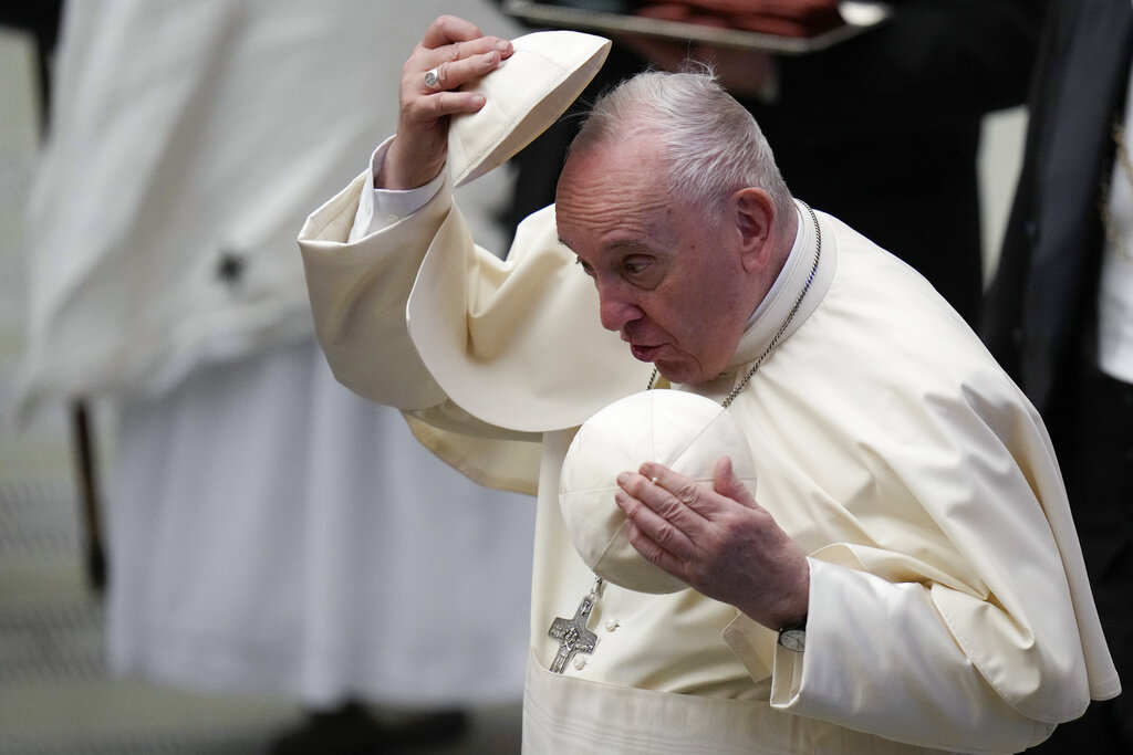 El papa Francisco se one un gorro que le dio un feligrés al final de la audiencia general semanal en el Salón Pab,o Sexto en El Vaticano el 12 de enero del 2022. (AP)