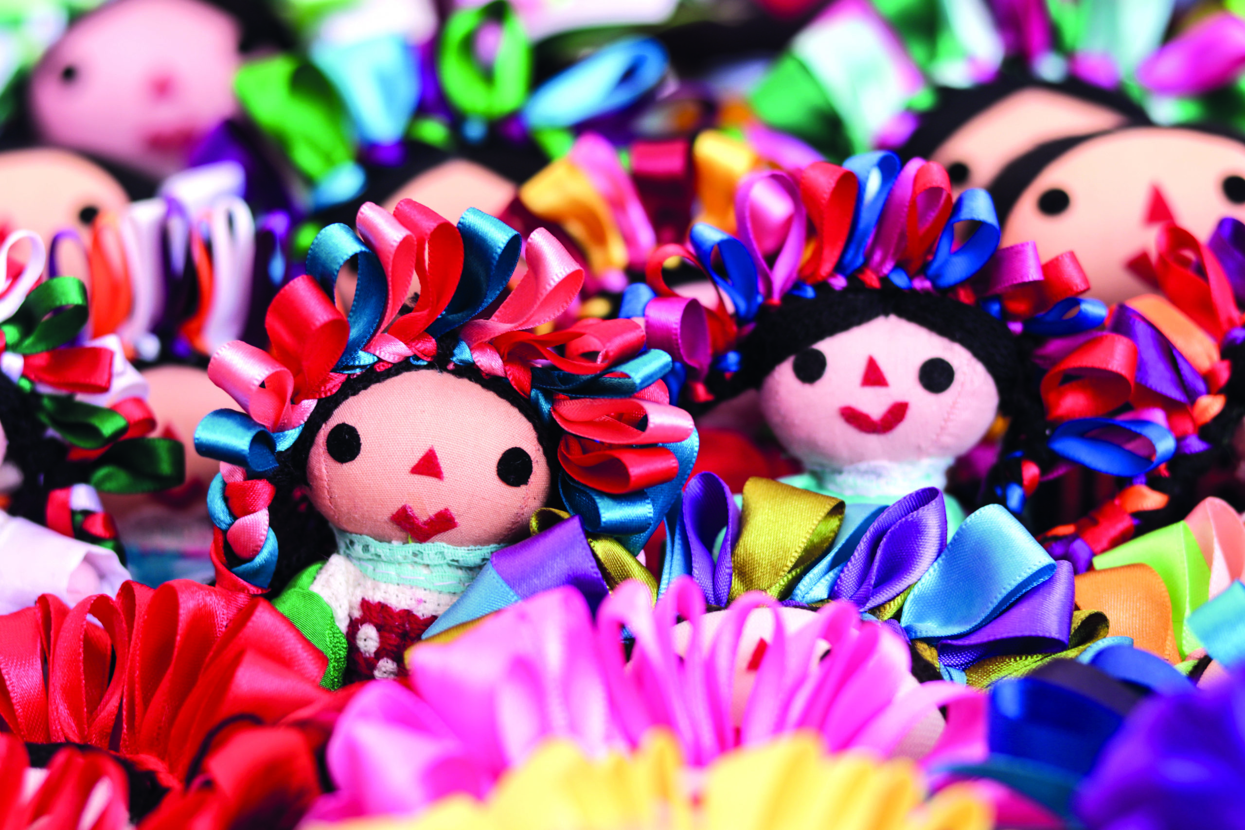 DE AMEALCO PARA EL MUNDO  La muñeca de Amealco Lele es el juguete artesanal más popular del pueblo otomí. Algunas tienen brazos y piernas articulados. La estructura de alambre es lo que más tiempo lleva elaborar, seguido del bordado en punto de cruz de su colorida vestimenta.