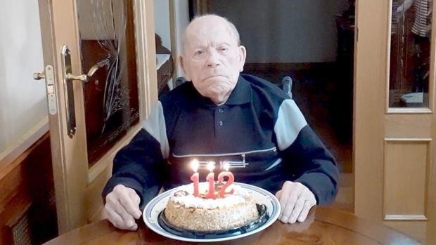 El español Saturnino de la Fuente durante su cumpleaños 112. (Especial)