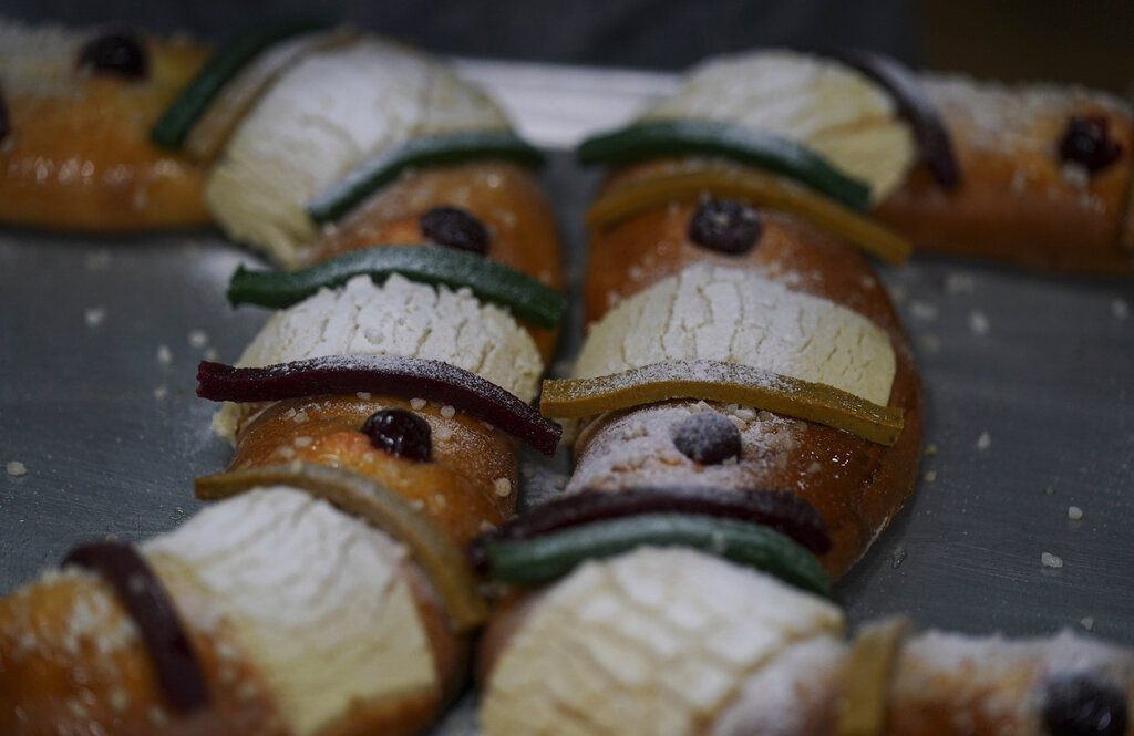 El día antes de la Epifanía, o Día de los Reyes Magos, en la Ciudad de México, el miércoles 5 de enero de 2022, se espolvorea azúcar sobre la tradicional Rosca de Reyes en la panadería del chef Francisco Vásquez. (AP)