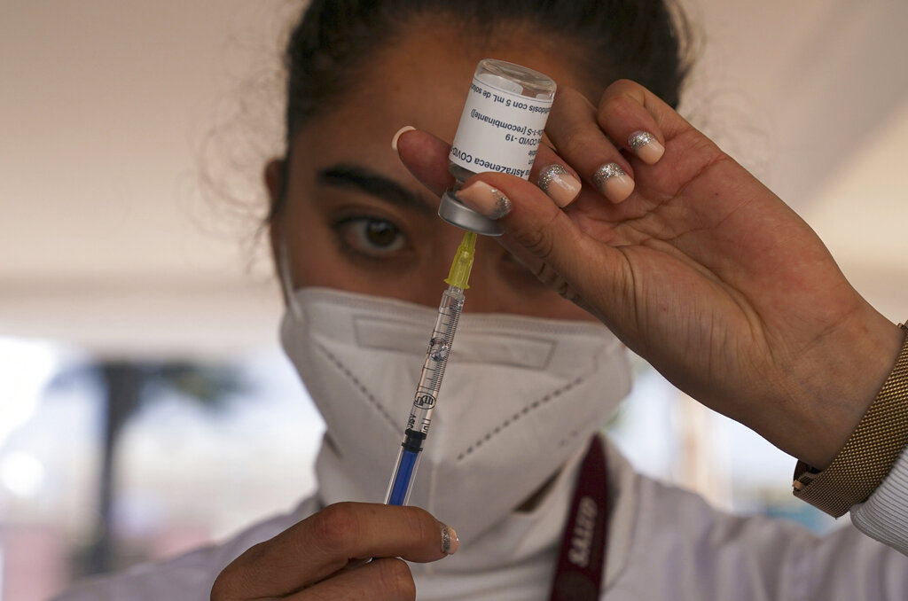Una enfermera prepara una dosis de refuerzo contra el COVID-19 durante una campaña de vacunación para personas mayores de 60 años, el martes 4 de enero de 2022, en la Ciudad de México. (AP Foto/Fernando Llano)