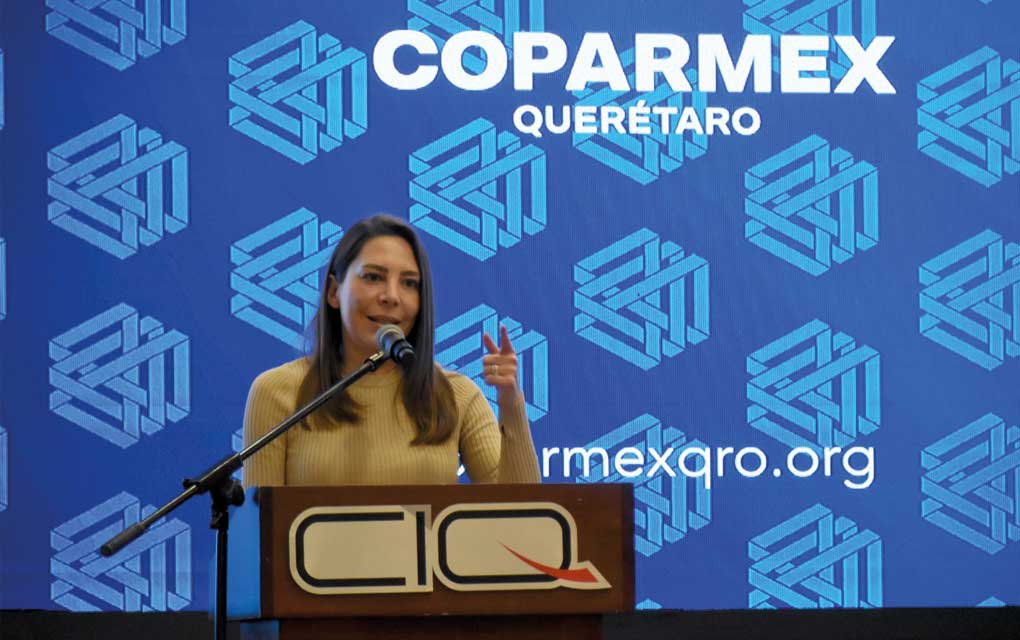 Lorena Jiménez Salcedo dirigiendo su último evento como presidenta de Coparmex Querétaro. 
Foto: Especial