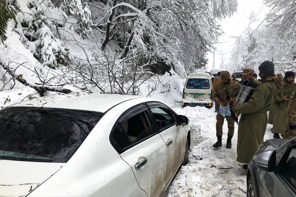 Soldados de ejército de Pakistán participan en una operación de rescate luego de una nevada fuerte en Murree, 45 kilómetros al norte de la capital paquistaní de Islamabad. (AP)