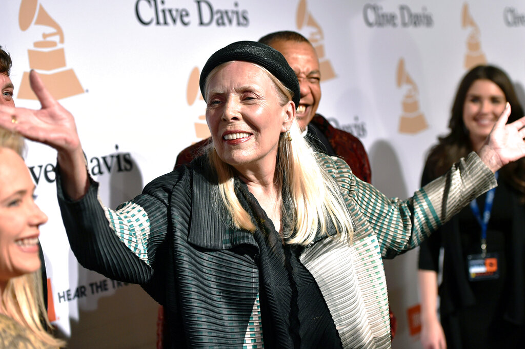 En esta imagen de archivo, Joni Mitchell, llega a la gala Clive Davis Pre-Grammy en Beverly Hills, California, el 7 de febrero de 2015. (Foto de John Shearer/Invision/AP)