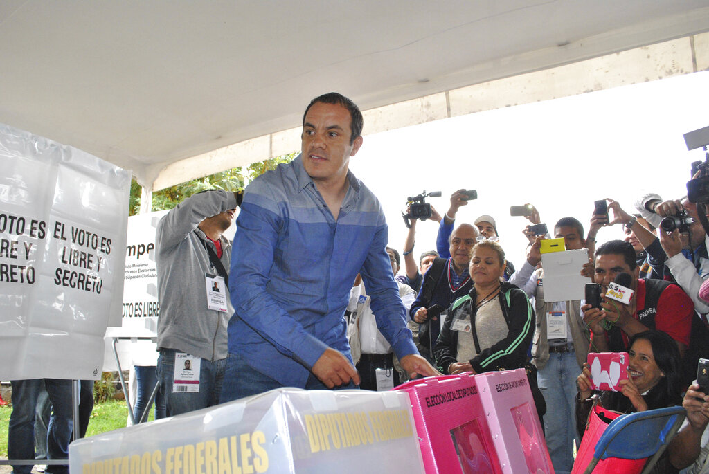 La exestrella del fútbol mexicano Cuauhtémoc Blanco emite su voto durante las elecciones legislativas del 7 de junio de 2015 en Cuernavaca, México. (AP)