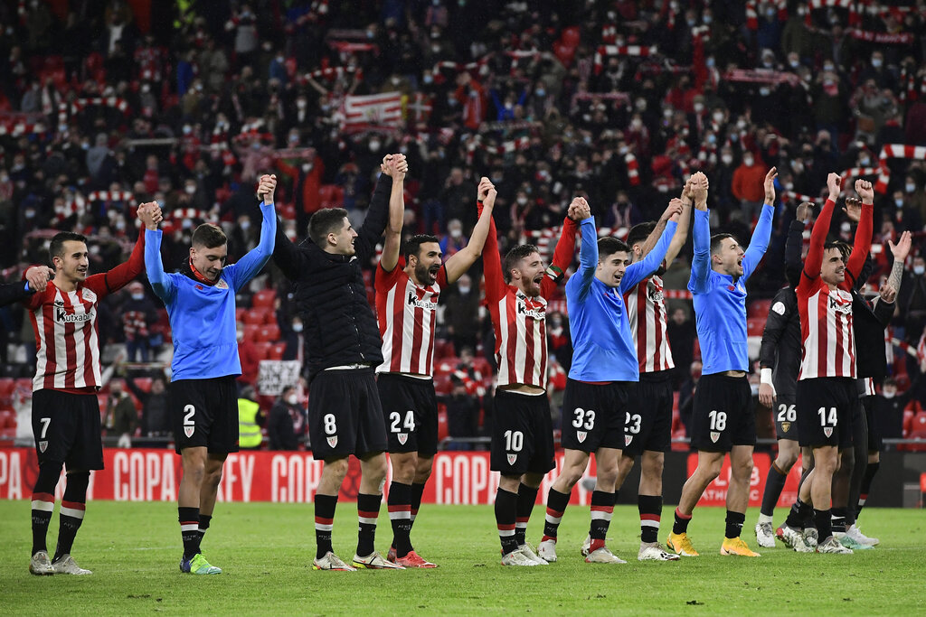 Los jugadores del Athletic de Bilbao festejan tras eliminar al Barcelona en los octavos de final de la Copa del Rey, el jueves 20 de enero de 2022 (AP)