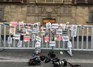 Protestan en Palacio Nacional por asesinatos de periodistas
