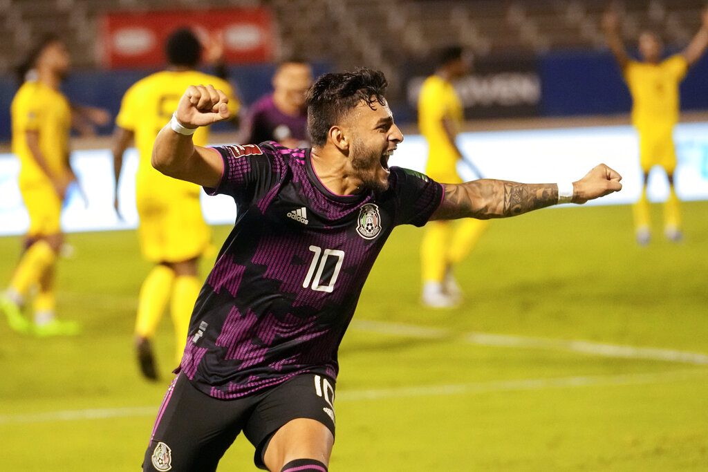 Alexis Vega, de la selección de México, festeja tras anotar ante Jamaica el jueves 27 de enero de 2022, en un encuentro de la eliminatoria al Mundial (AP)