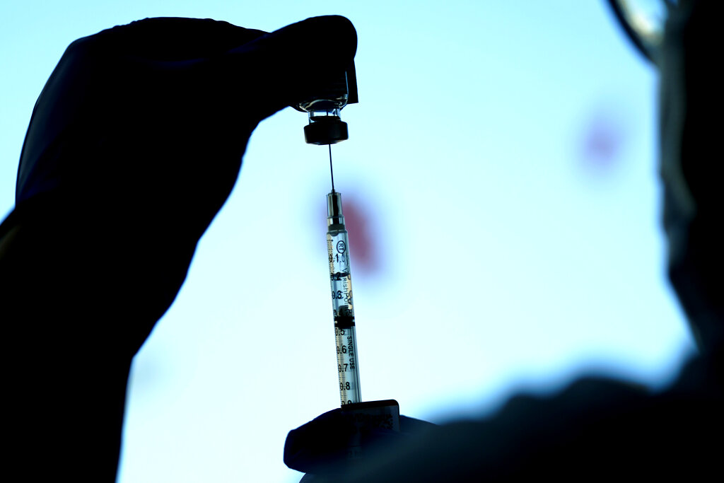 Una dosis de la vacuna de Pfizer contra el COVID-19 es preparada en el hospital infantil Laurie en Chicago, el 5 de noviembre de 2021. (AP)