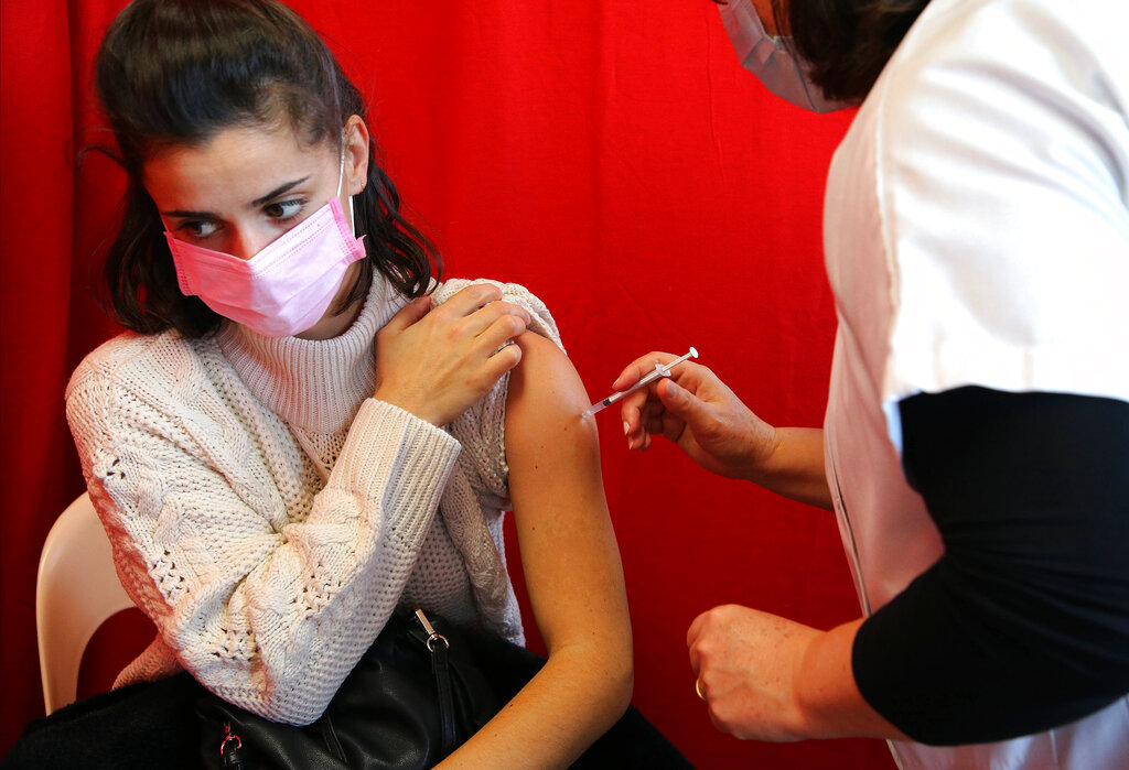 Una persona reciba una vacuna contra el coronavirus en Anglet, Francia, el 23 de diciembre de 2021. (AP)