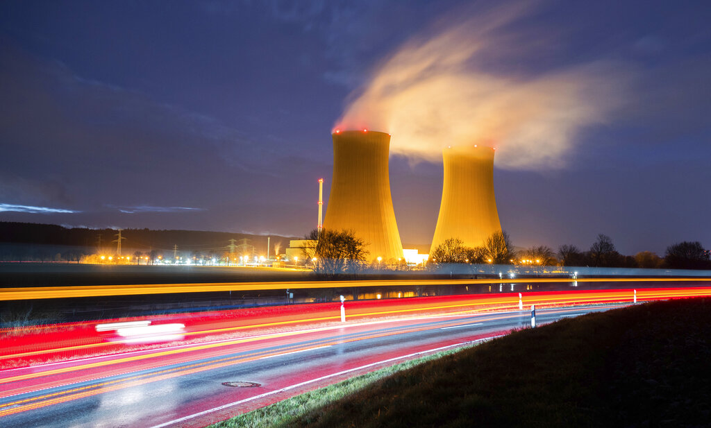 Vapor emana de las torres de enfriamiento de la planta de energía nuclear Grohnde, cerca de Grohnde, Alemania, el miércoles 29 de diciembre de 2021. (AP)