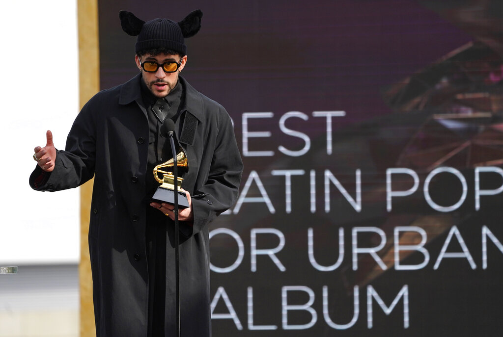 Bad Bunny recibe el premio a mejor álbum pop o urbano por “YHLQMDLG en la 63a entrega de los Latin Grammy. (AP)
