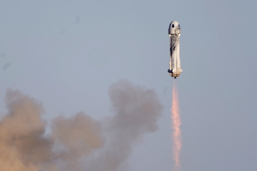 El cohete New Shepard de Blue Origin' despega del puerto espacial cerca de Van Horn, Texas, llevando a bordo al ex astro de fútbol americano Michael Strahan junto con otros pasajeros. (AP)