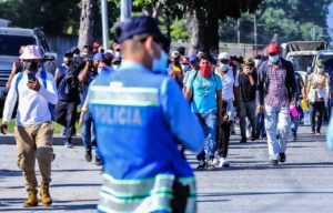 Parte de Honduras caravana migrante, Guatemala primera escala