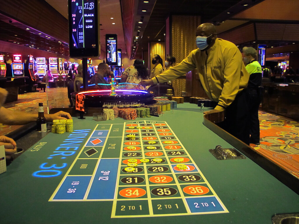 Un empleado realiza un juego de ruleta en el casino Bally's de Atlantic City, Nueva Jersey. el 23 de junio de 2021. (AP)