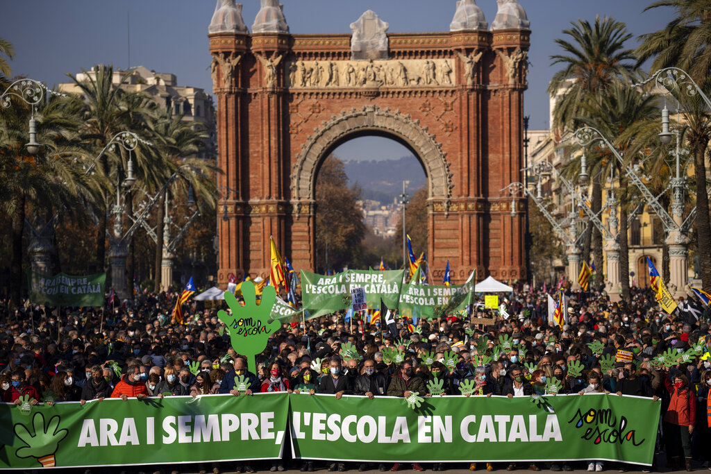 Manifestantes marchan en Barcelona gritando lemas y llevando carteles en demanda del uso del catalán en las escuelas en Cataluña el sábado. (AP)