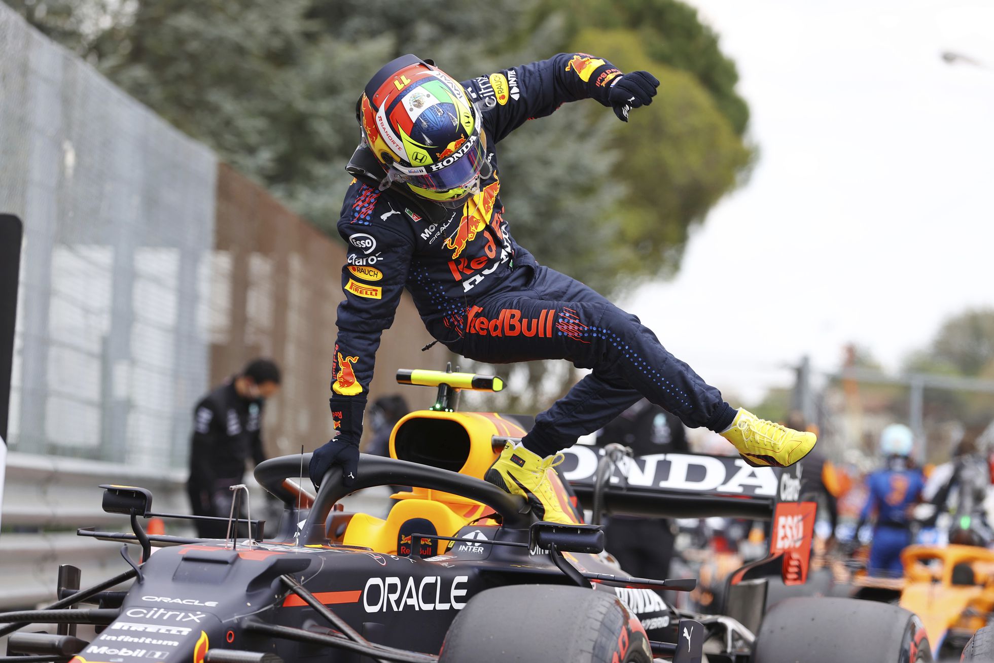 Verstappen gana tercera práctica. Se acerca un cierre de infarto en la temporada de Fórmula 1. (AP)
