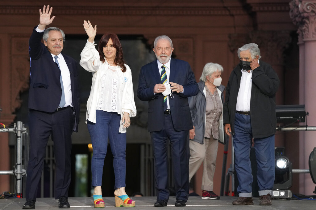 El presidente de Argentina, Alberto Fernández, la vicepresidenta Cristina Fernández, el expresidente brasileño Luiz Inácio Lula da Silva y José Pepe Mujica, expresidente de Uruguay, de izquierda a derecha. (AP)