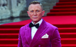 Reina Isabel condecora a Daniel Craig con mismo título que James Bond