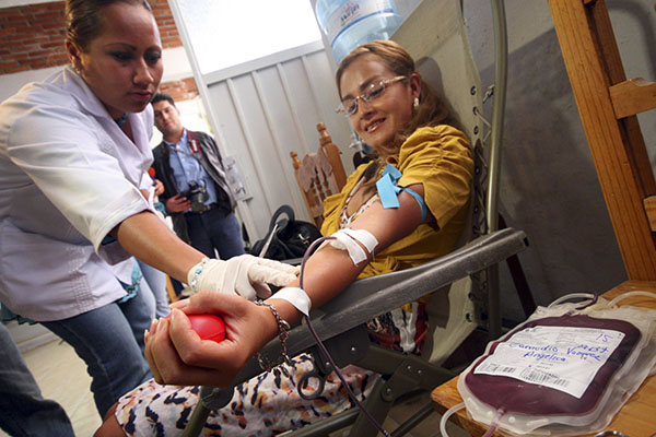 Donar sangre puede ayudar a la salud del donador. (Cuartoscuro)