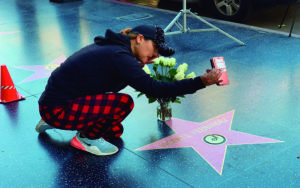 Fans despiden a Vicente Fernández en Hollywood con flores y 'selfies'