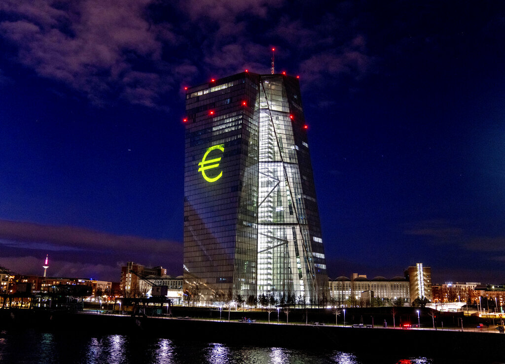 El símbolo del euro es proyectado en el edificio del Banco Central Europeo durante un ensayo en Fráncfort, Alemania, el jueves 30 de diciembre de 2021. (AP)
