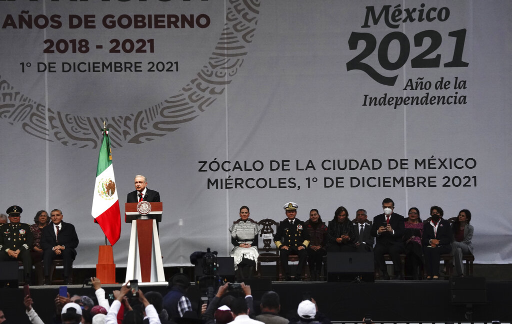 Andrés Manuel López Obrador, habla en un mitin para conmemorar su tercer aniversario en el cargo, en la plaza principal de la capital, el Zócalo, en la Ciudad de México, el miércoles 1 de diciembre de 2021 (Foto AP)