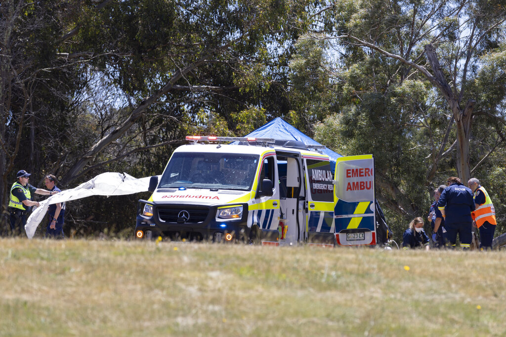Servicios de emergencia trabajan en el lugar de un suceso con víctimas mortales que implicó un castillo hinchable en la escuela primaria Hillcrest de Devonport, Tasmania, el jueves 16 de diciembre de 2021. (AP)