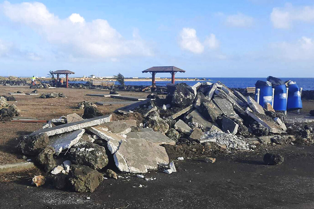 En esta imagen proporcionada por Broadcom Broadcasting muestra una zona dañada en Nuku'alofa, Tonga, el jueves 20 de enero de 2022, tras una erupción volcánica y un tsunami. (AP)