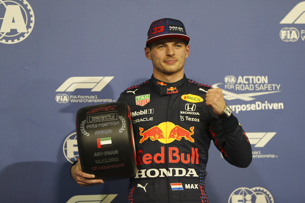 El piloto de Red Bull Max Verstappen celebra tras conseguir la posición de largada en el Gran Premio de Abu Dabi, el sábado 11 de diciembre de 2021, en Abu Dabi, Emiratos Árabes Unidos. (AP)
