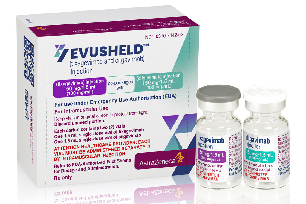 Esta imagen facilitada por AstraZeneca en diciembre de 2021 muestra un paquete y sus respectivos viales del medicamento con anticuerpos llamado Evusheld, fabricado por la compañía. (AP)
