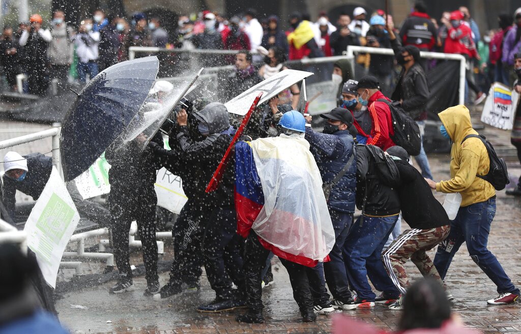 En esta foto de archivo del miércoles 5 de mayo del 2021, manifestantes antigubernamentales chocan con la policía en Bogotá, Colombia. (AP)