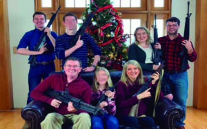 Postal navideña con armas de congresista en EEUU causa indignación