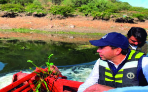 Supervisan trabajos de limpieza en la presa El Batán