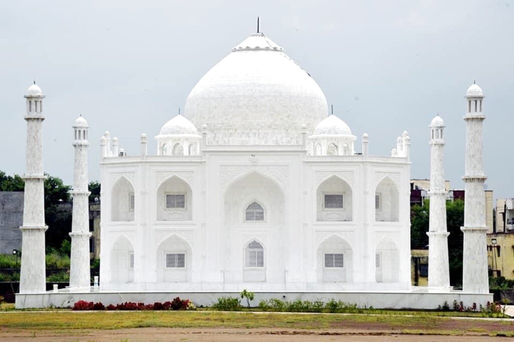 Construido con mármol blanco de Makrana, el mismo lugar de donde provino el mármol del Taj Mahal, la imitación incorpora varios aspectos del monumento. (AP)