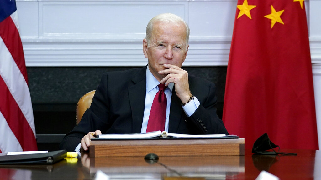El presidente Joe Biden mantiene una reunión virtual con su contraparte chino Xi Jinping desde la Casa Blanca, Washington, 15 de noviembre de 2021. (AP)