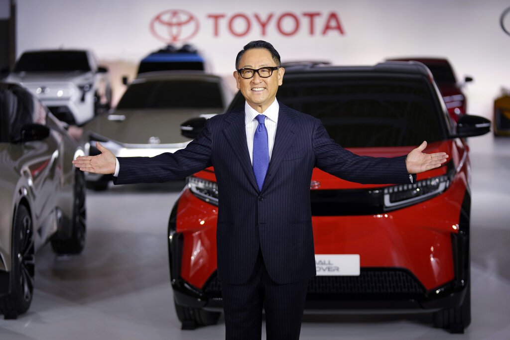El presidente de Toyota Motor Corp., Akio Toyoda, sonrie durante una conferencia sobre la estrategia de la empresa en relación al desarrollo de baterías y vehículos eléctricos, en Tokio, el martes 14 de diciembre de 2021. (AP)