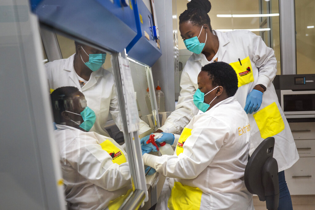 Doctoras se preparan para secuenciar muestras de la variante ómicron del coronavirus en el Centro de Investigación Ndlovu, en Elandsdoorn, Sudáfrica. (AP)