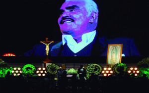 Despiden restos de Vicente Fernández con misa y mariachi