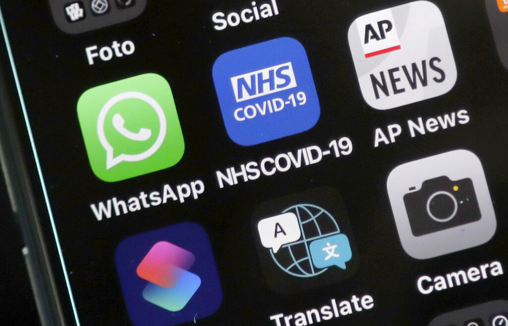 Una fotografía muestra la portada de un celular, en Londres, con la app NHS COVID-19 del Servicio Nacional de Salud británico, lanzada el jueves 24 de septiembre de 2020. (AP)