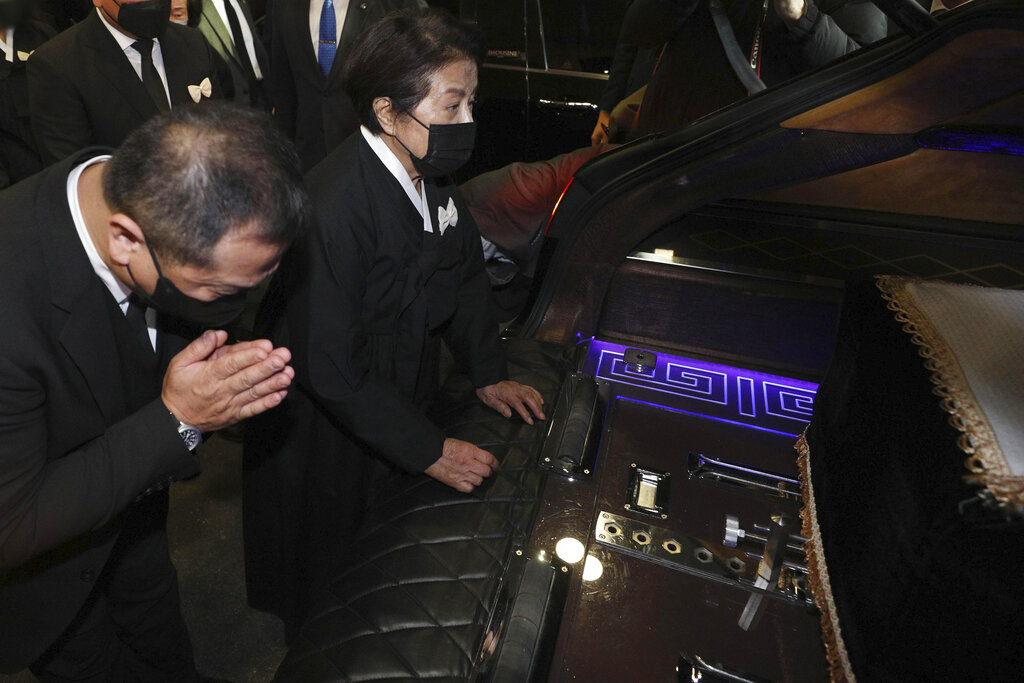 Lee Soon-ja, segunda de derecha a izquierda, viuda del fallecido expresidente surcoreano Chun Doo-hwan. (AP)