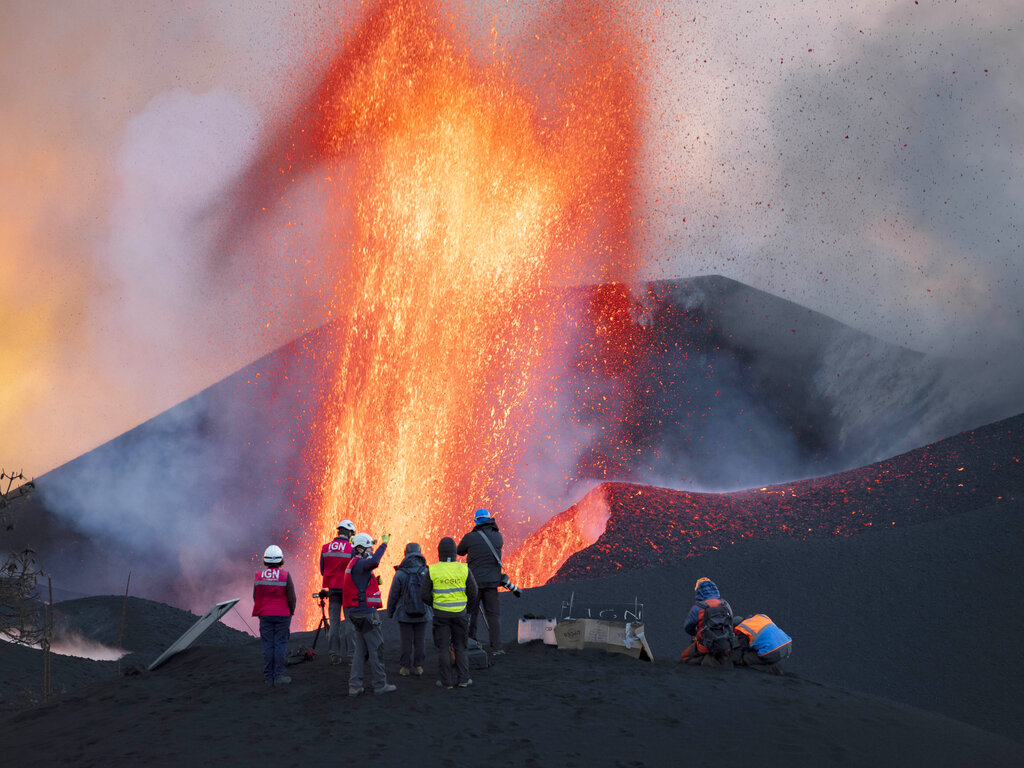 Científicos del Consejo Superior de Investigaciones Científicas de España toman medidas geofísicas relacionadas con la erupción de un volcán en la isla canaria de La Palma el 13 de noviembre del 2021. (AP)
