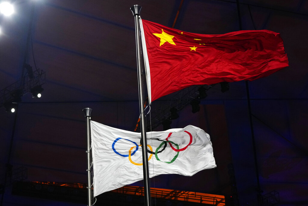 Las banderas de China y olímpica ondean durante la ceremonia de apertura de los Juegos Olimicos de invierno de Beijing el 4 de febrero del 2020. (AP)