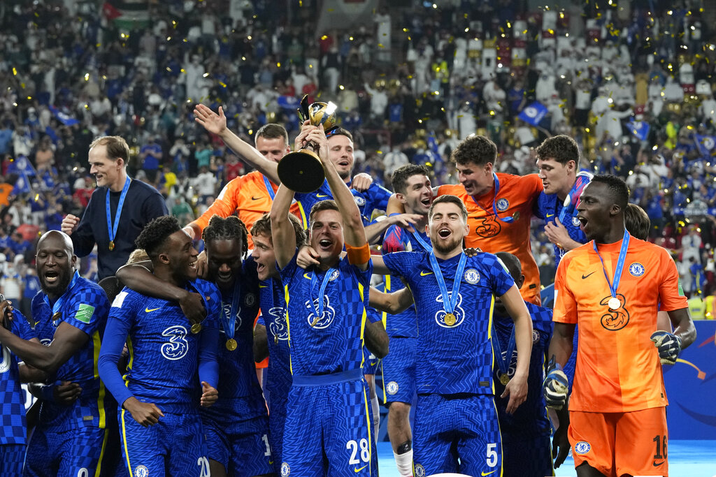 Jugadores del Chelsea celebran el campeonato del Mundial de Clubes al vencer al Pameiras el sábado 12 de febrero del 2022 en el estadio Mohammed Bin Zayed en Abu Dhabi, Emiratos Árabes Unidos. (AP)